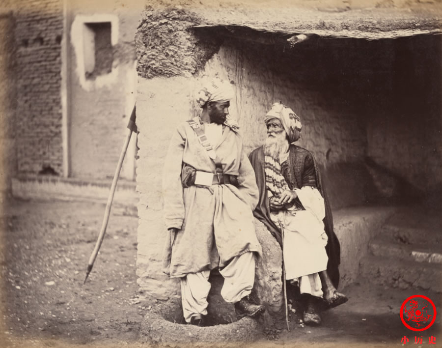 Hai người đàn ông Afghanistan trong trang phục truyền thống. Ảnh: sohu.com.