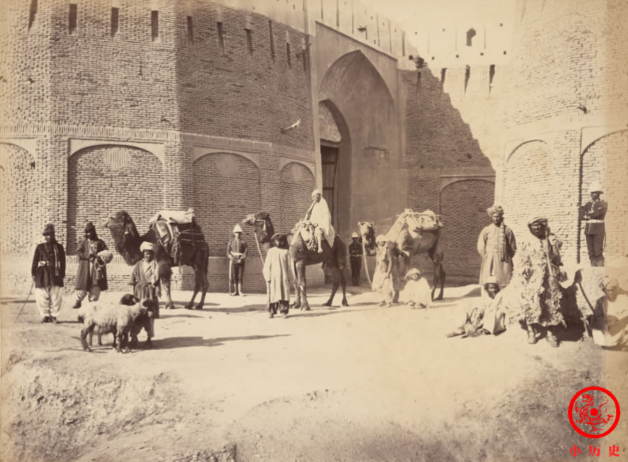 Những người đàn ông cưỡi lạc đà và chăn cừu đang đứng trước cửa thành Durrani tại Kandahar, Afghanistan. Ảnh: sohu.com.