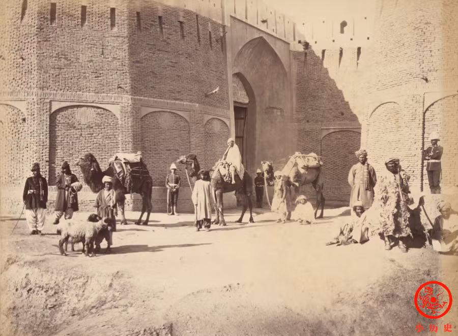 Những người đàn ông cưỡi lạc đà và chăn cừu đang đứng trước cửa thành Durrani tại Kandahar, Afghanistan. Ảnh: sohu.com.