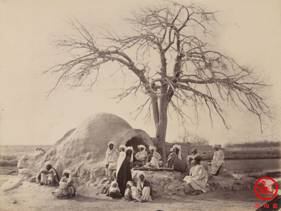 Những sạp bán lựu ven đường ở Kandahar hơn 100 năm trước. Kandahar nằm ở phía nam Afghanistan, là nơi nổi tiếng với việc trồng lựu.