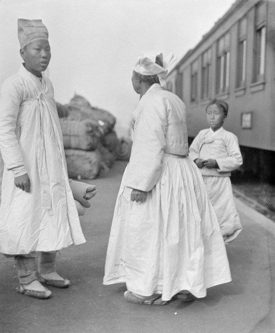 Quang cảnh sân ga xe lửa ở Hàn Quốc năm 1918. Ảnh: baijahao.baidu.com.