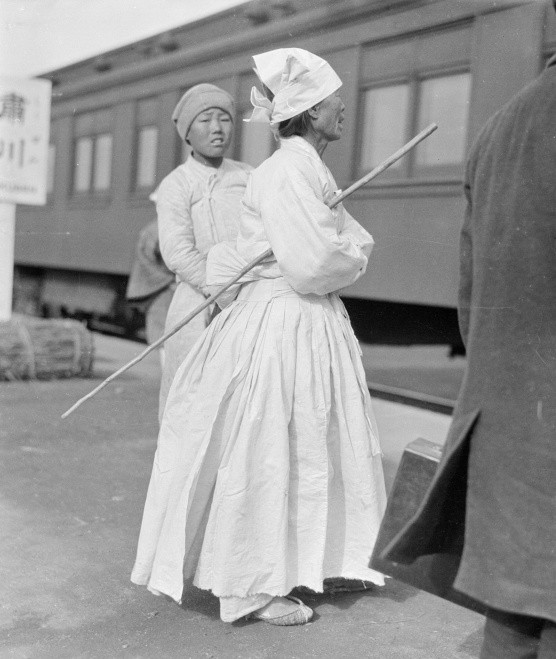 Người phụ nữ lớn tuổi Hàn Quốc đang đợi tàu hỏa đến. Ảnh: baijahao.baidu.com. 