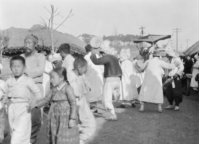 Quang cảnh một đám tang của người Hàn Quốc được chụp vào năm 1918. Ảnh: baijahao.baidu.com.