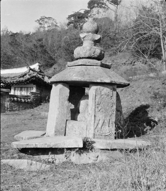 Một bia mộ bằng đá trong nghĩa trang, ảnh chụp vào năm 1918. Ảnh: baijahao.baidu.com. 