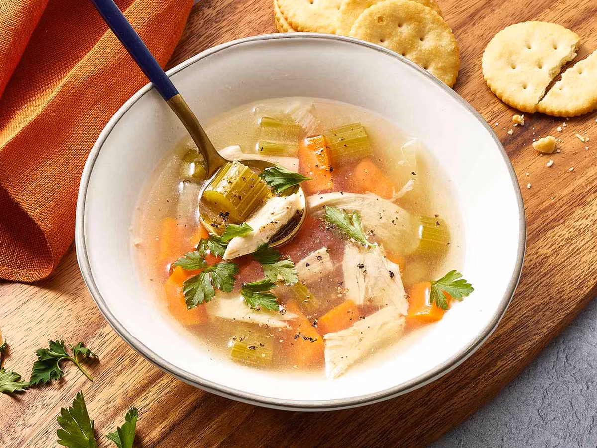 Issa Ismail, 25 tuổi, người Iraq, là một đầu bếp được đào tạo bài bản, đã làm việc tổng cộng 8 năm và dành 2 năm gần nhất để chuẩn bị bữa ăn tại các phòng tiệc có sức chứa 25.000 thực khách mỗi ngày. Ảnh: @Allrecipes. 