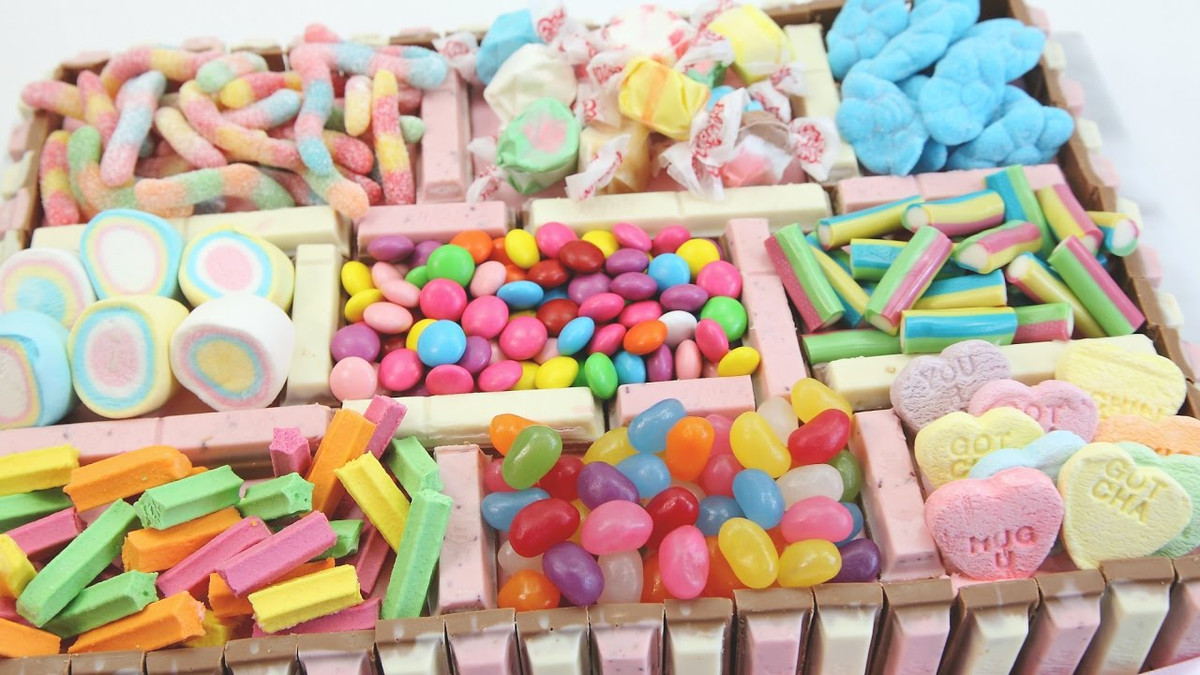 Tuổi Tỵ: Công việc: được cấp trên trọng dụng do năng lực làm việc tốt. Tài vận: có cơ hội tăng lương, tăng thưởng. Tình cảm: ngày đào hoa, nên hẹn hò nửa kia để hâm nóng tình cảm. Ảnh: youtube.com.