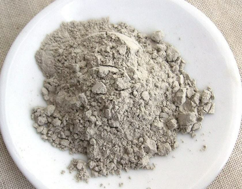 Đặc biệt trong quá trình tạo lõi phân bón, để tăng tính kết dính nhà khoa học đã sử dụng thêm chất kết dính, giúp các hạt nhỏ dễ dàng bám dính thành các hạt có kích thước lớn hơn. Với mục đích giảm giá thành sản phẩm, các nhà khoa học biến tính tinh bột sắn bởi NaClO làm chất kết dính.