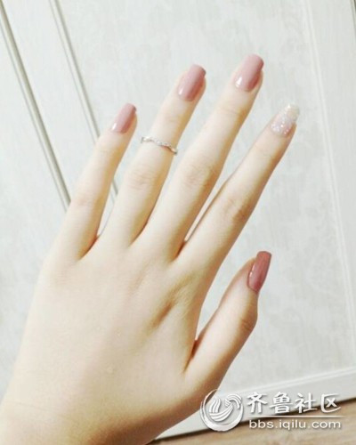 Đa phần phụ nữ có tay múp míp thường là những người làm công ăn lương, còn những người phụ nữ có tiền, giàu có bàn tay thường gầy. Tướng tay tốt nhất là vừa gầy vừa thanh mảnh, đó chính là nét tướng của những người giàu sang. Ảnh: rensheng2.com.