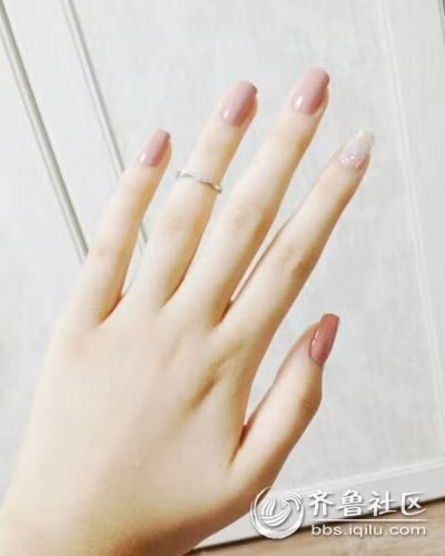 Đa phần phụ nữ có tay múp míp thường là những người làm công ăn lương, còn những người phụ nữ có tiền, giàu có bàn tay thường gầy. Tướng tay tốt nhất là vừa gầy vừa thanh mảnh, đó chính là nét tướng của những người giàu sang. Ảnh: rensheng2.com.