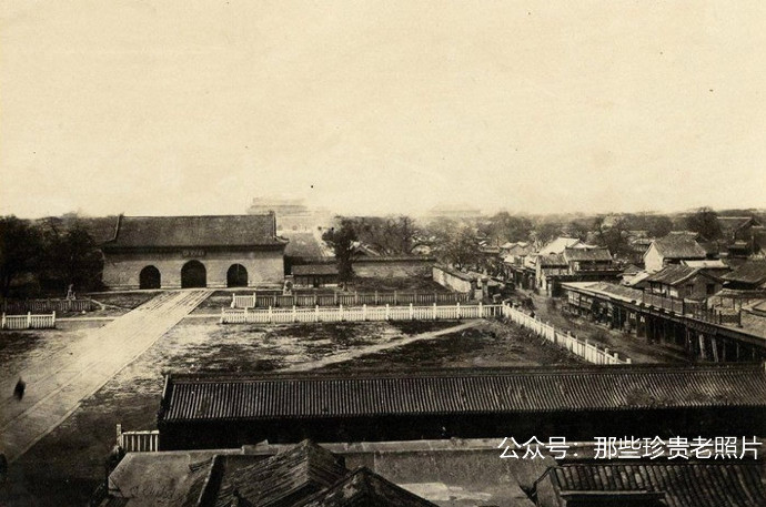 Chính môn hoàng thành Bắc Kinh cuối thế kỷ 19. Cánh cửa này chỉ được mở ra vào những dịp quốc lễ đặc biệt. Ảnh: sina.com.cn.