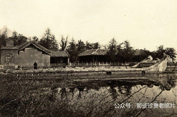 Thuyền đá trong Di Hòa Viên. Thuyền đá từng bị phá hoại trong chiến tranh nha phiên, và được trùng tu vào năm 1893. 