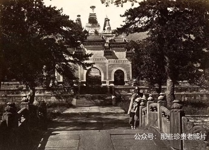 Bức ảnh về Bích Vân Tự ở Bắc Kinh, ngôi chùa được xây dựng vào thời nhà Nguyên. Nơi đây có tòa bảo tháp bằng đá cẩm thạch trắng lớn nhất Trung Quốc. Ảnh: sina.com.cn.