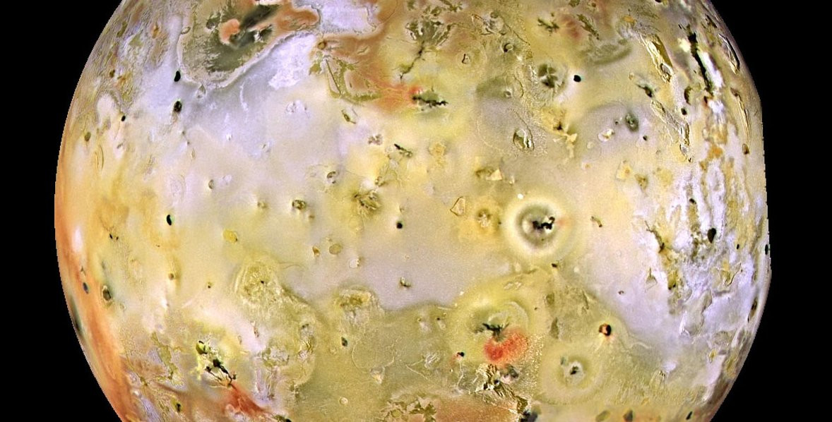 Trong quá trình tàu thăm dò của NASA, Juno đang bay gần cực bắc của Sao Mộc để thu thập dữ liệu, nghiên cứu các cơn lốc xoáy trên Mộc tinh, tàu Juno đã phát hiện mặt trăng vệ tinh Io của Sao Mộc có nhiều núi lửa nhất trong Hệ mặt trời. Ảnh: @Caltech.