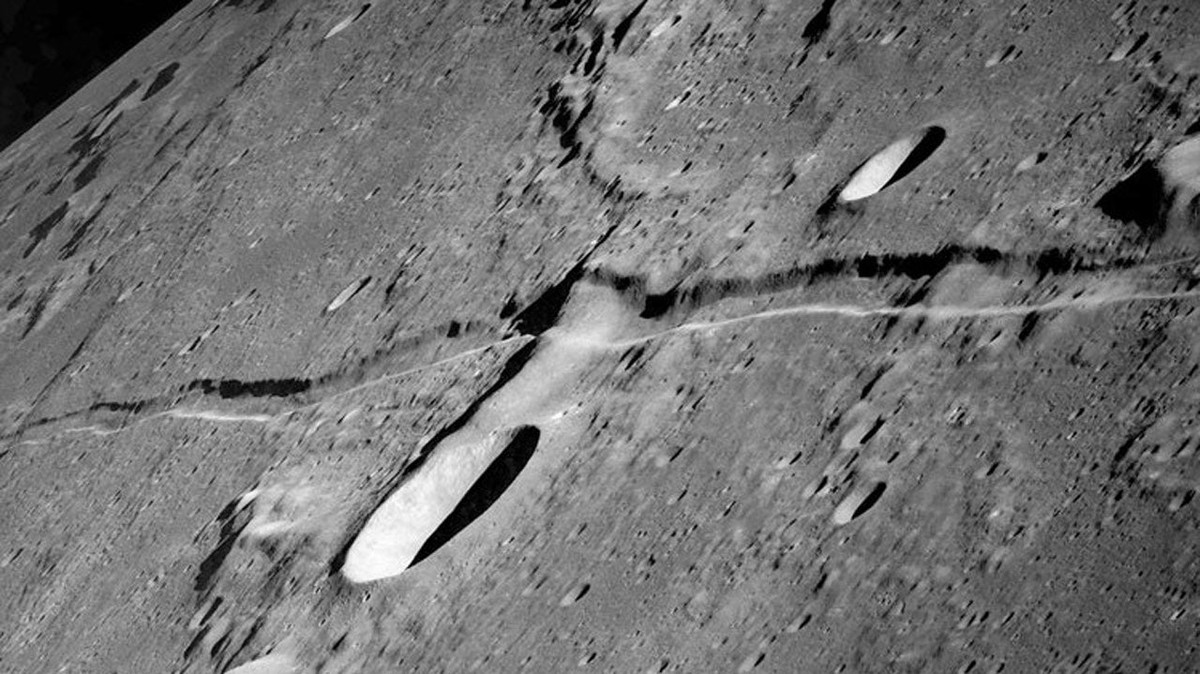 Các ống dung nham này được hình thành từ hàng tỷ năm trước, khi Mặt Trăng hoạt động mãnh liệt và chứa đầy dung nham. Một số ống có thể kéo dài sâu vào bên trong Mặt Trăng hàng trăm dặm. Ảnh: @Dave Bunnell.