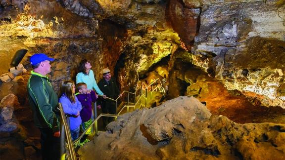 Trong phát hiện hiện mới, Nhóm của Joshua Sebree đã mạo hiểm đi sâu xuống Wind Cave để nghiên cứu các khoáng chất huỳnh quang, các dạng sống được tìm thấy ở độ sâu gần 40m. Ông cho biết: “Mục đích của dự án này là cố gắng hiểu rõ hơn về phản ứng hóa học diễn ra dưới lòng đất của Wind Cave, qua đó cho chúng ta biết về cách sự sống có thể được duy trì”. Ảnh: @Joshua Sebree.