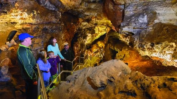 Trong phát hiện hiện mới, Nhóm của Joshua Sebree đã mạo hiểm đi sâu xuống Wind Cave để nghiên cứu các khoáng chất huỳnh quang, các dạng sống được tìm thấy ở độ sâu gần 40m. Ông cho biết: “Mục đích của dự án này là cố gắng hiểu rõ hơn về phản ứng hóa học diễn ra dưới lòng đất của Wind Cave, qua đó cho chúng ta biết về cách sự sống có thể được duy trì”. Ảnh: @Joshua Sebree.