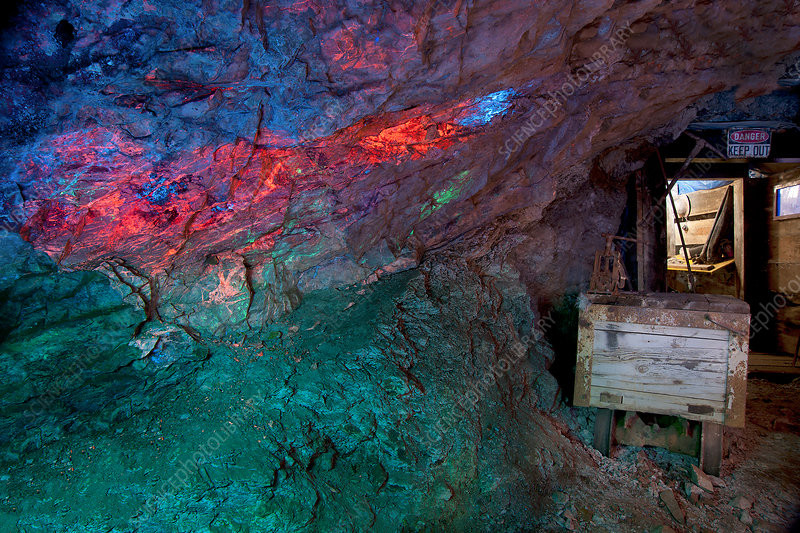 Những màu sắc phát quang này tiết lộ loại và lượng hợp chất hữu cơ và vô cơ từng hiện diện, cũng như giúp xác định chính xác vị trí mà dòng nước từng lắng đọng khoáng chất khi chảy qua bề mặt hang. Ảnh: @Science Photo Library.