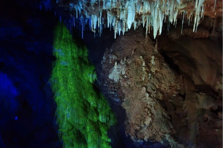 Các dòng nước cổ đại giàu mangan đã giúp định hình hang động và tạo thành canxit phát sáng màu hồng độc đáo. Joshua Sebree nói: "Đây là cơ chế hình thành hang động rất khác so với những gì đã từng được nghiên cứu trước đây". Ảnh: @riviera loisirs.