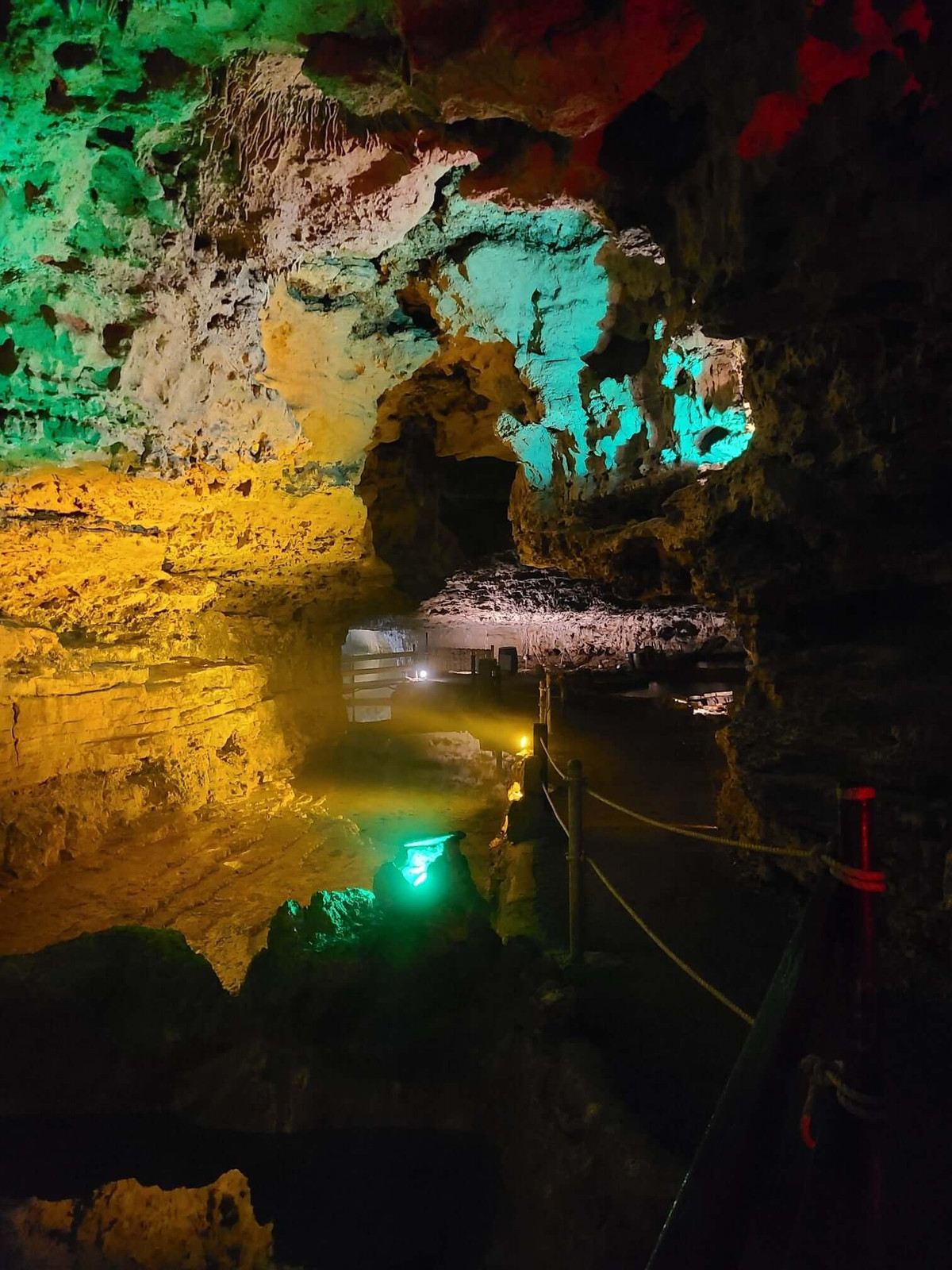 Dưới ánh sáng cực tím, những tảng đá bình thường này chuyển thành màu hồng, xanh lam và xanh lục rực rỡ. Những khoáng chất phát sáng này nắm giữ manh mối để hiểu cách sự sống có thể tồn tại trong điều kiện khắc nghiệt. Ảnh: @starkcaverns. 
