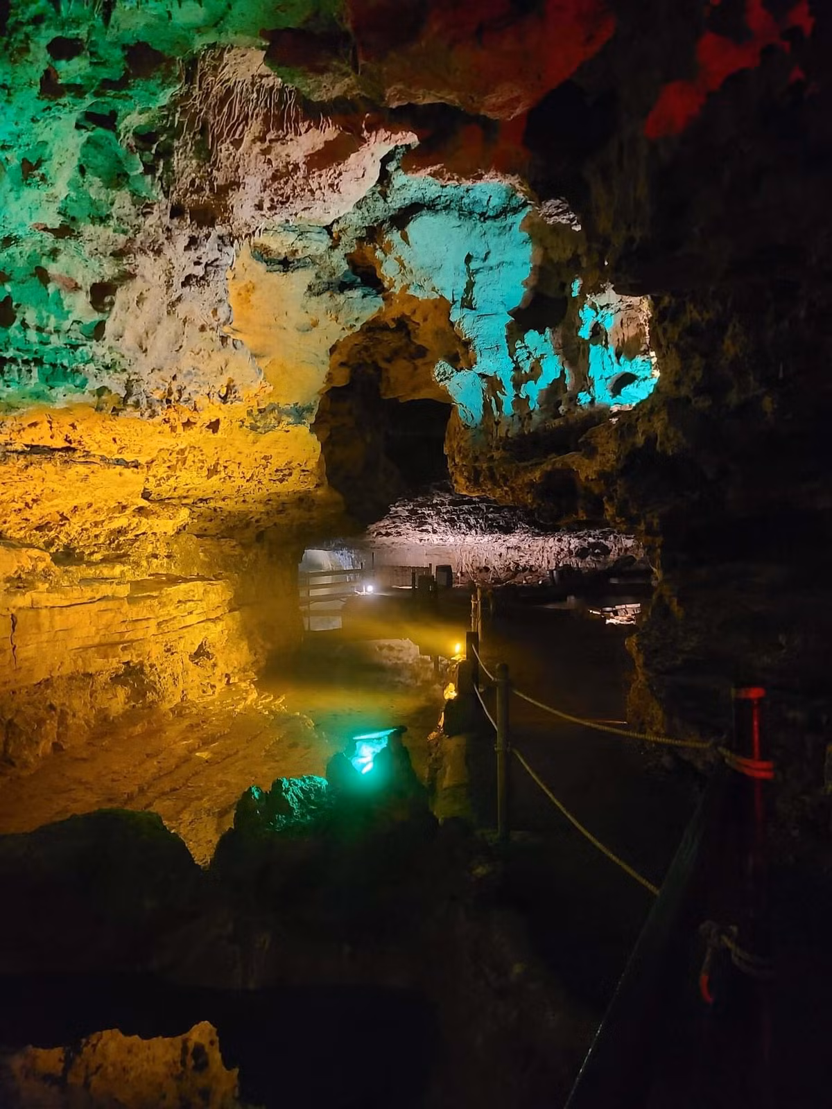 Dưới ánh sáng cực tím, những tảng đá bình thường này chuyển thành màu hồng, xanh lam và xanh lục rực rỡ. Những khoáng chất phát sáng này nắm giữ manh mối để hiểu cách sự sống có thể tồn tại trong điều kiện khắc nghiệt. Ảnh: @starkcaverns. 