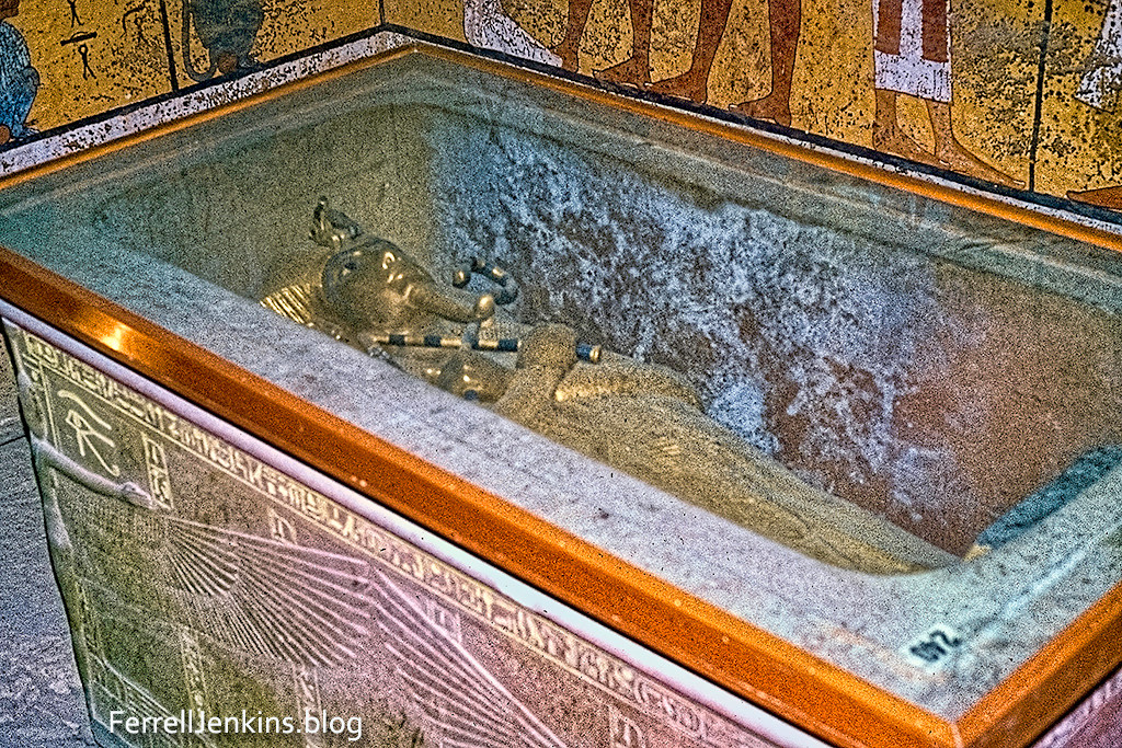 Theo Tiến sĩ Brown, khay đất sét và gậy là trung tâm của 'nghi lễ tang lễ Osiris'—một nghi lễ liên quan đến Osiris, vị thần của thế giới ngầm. Ảnh: @Ferrell's Travel Blog.