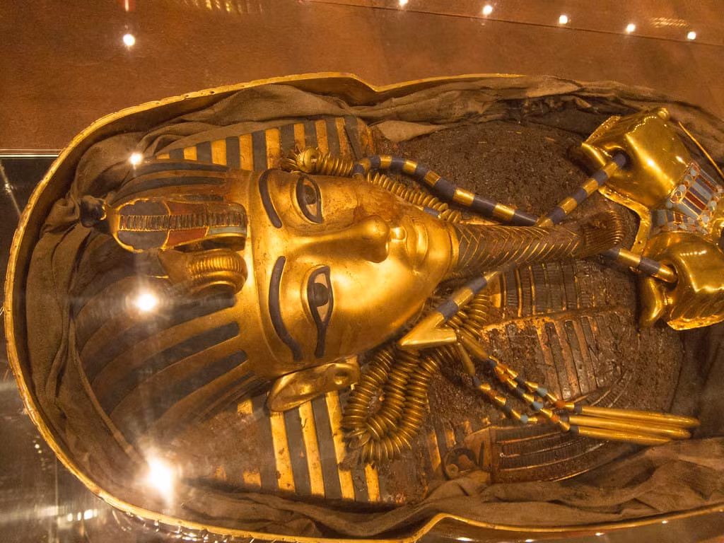 Lên ngôi khi còn là một cậu bé vào năm 1332, Tutankhamun đã trị vì trong khoảng một thập kỷ trước khi qua đời đột ngột ở tuổi 18 hoặc 19. Ảnh: @Egypt United Tours.