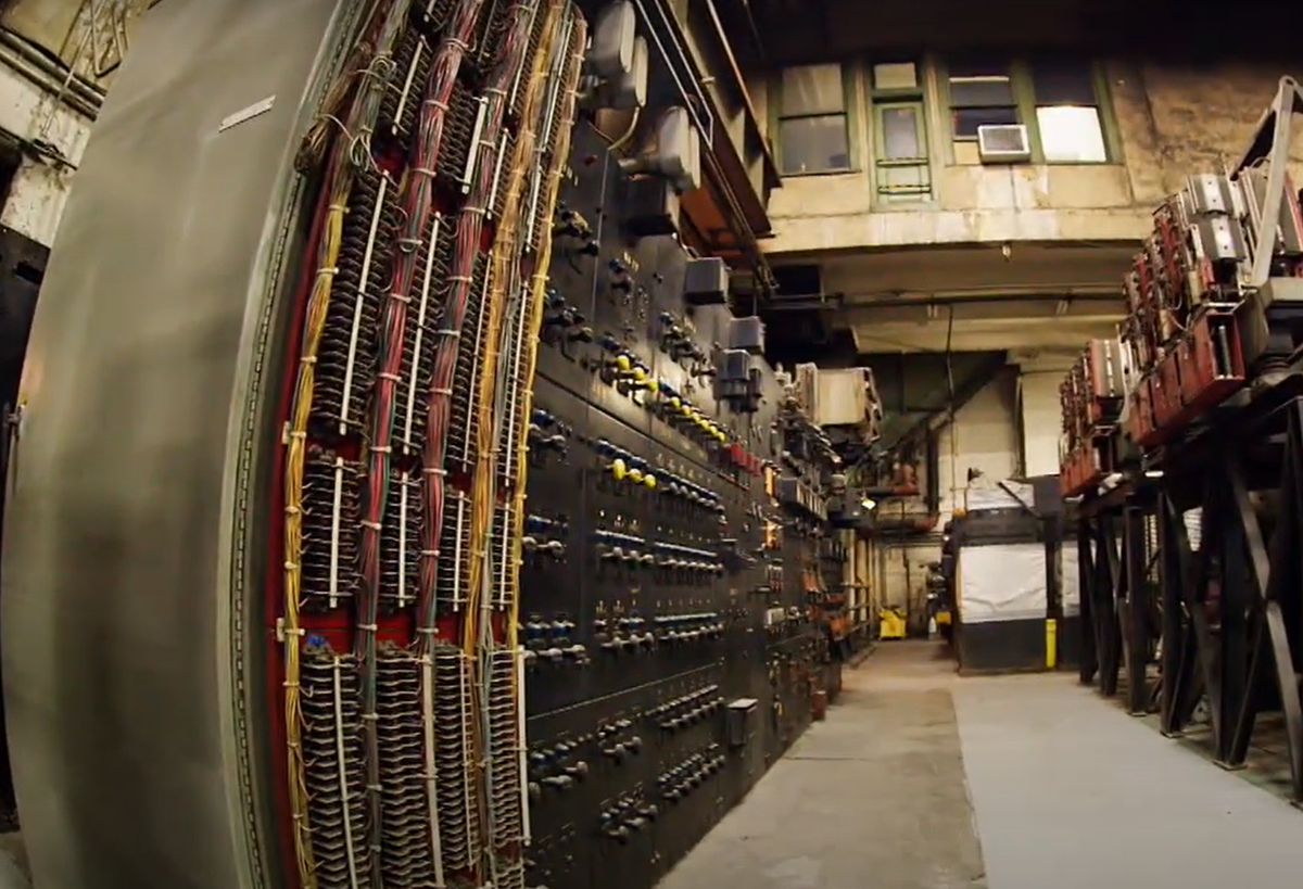 Trong chuyến thăm tầng ngầm hiếm hoi, Daniel Brucker của Cơ quan Giao thông Vận tải Đô thị đã chỉ ra rằng, bên trong nó chứa đầy những bộ chuyển đổi quay khổng lồ chạy suốt ngày đêm. Ảnh: @Science Channel.