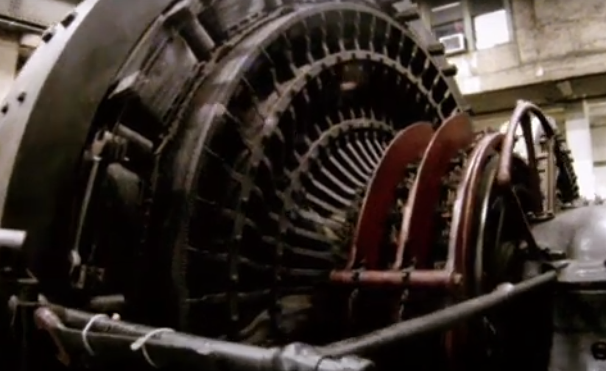 Đó là bộ chuyển đổi dòng điện xoay chiều thành dòng điện một chiều cần thiết để cung cấp điện cho đường ray thứ ba, cũng như cung cấp năng lượng cho các đoàn tàu ra vào Nhà ga Grand Central. Ảnh: @Science Channel.