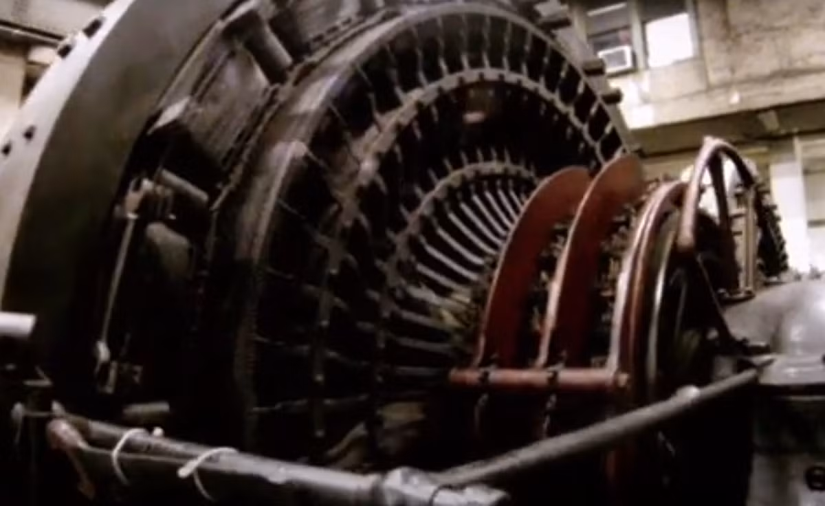 Đó là bộ chuyển đổi dòng điện xoay chiều thành dòng điện một chiều cần thiết để cung cấp điện cho đường ray thứ ba, cũng như cung cấp năng lượng cho các đoàn tàu ra vào Nhà ga Grand Central. Ảnh: @Science Channel.