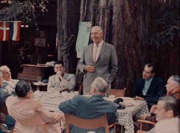 Nằm ở Monte Rio, California là Bohemian Grove, một khu cắm trại rộng gần 1.100 hecta. Đây là nơi nghỉ dưỡng mùa hè cho các thành viên của Bohemian Club, một tổ chức tư nhân gồm những người đàn ông giàu có, quyền lực nhất nước Mỹ. Ảnh: @Wikipedia.