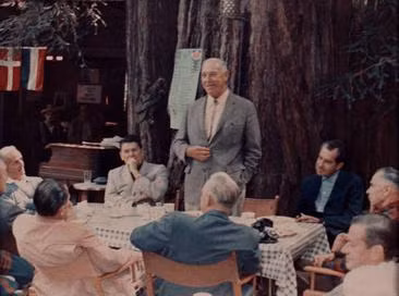 Nằm ở Monte Rio, California là Bohemian Grove, một khu cắm trại rộng gần 1.100 hecta. Đây là nơi nghỉ dưỡng mùa hè cho các thành viên của Bohemian Club, một tổ chức tư nhân gồm những người đàn ông giàu có, quyền lực nhất nước Mỹ. Ảnh: @Wikipedia.