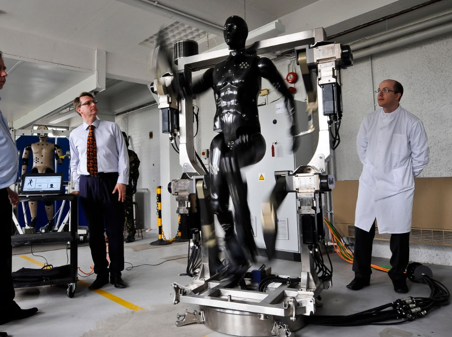 Phòng thí nghiệm còn sử dụng Porton Man, một rô-bốt hình người dùng để kiểm tra xem có bất kỳ rò rỉ nào trong máy trợ thở và bộ đồ bảo hộ ngụy trang trong các thử nghiệm môi trường vi khuẩn hay không. Ảnh: @Getty Images.