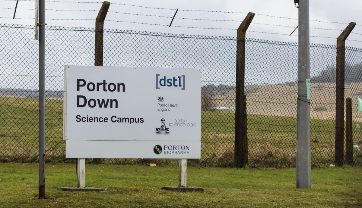 Porton Down, hay còn gọi chính thức là Phòng thí nghiệm Khoa học và Công nghệ của Bộ Quốc phòng Anh. Tại đây, các nhà khoa học nghiên cứu về vi khuẩn Ebola, Yersinia pestis (vi khuẩn gây bệnh dịch hạch), bệnh than, cùng với các tác nhân gây bệnh khác. Ảnh: @Getty Images.