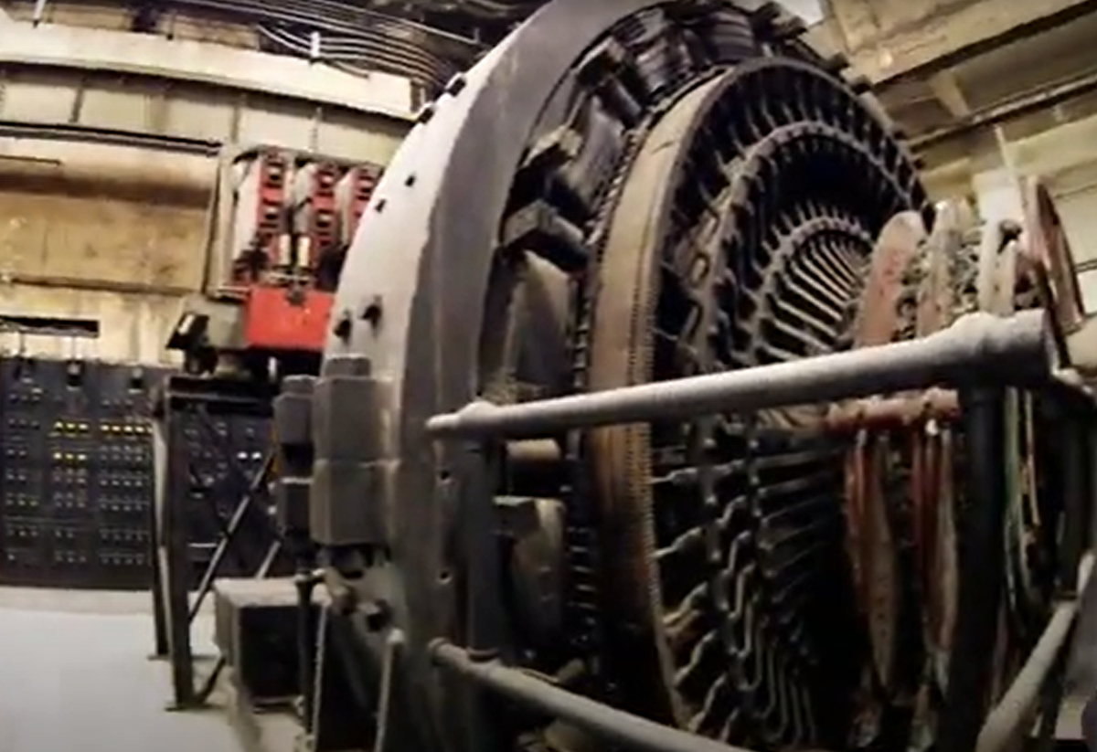 Sau đó, ba bộ chỉnh lưu bán dẫn dòng điện xoay chiều đã thay thế các bộ chuyển đổi quay này. Nếu hai bộ chỉnh lưu bị phá hoại, bộ còn lại có thể tiếp tục cung cấp năng lượng cho tất cả các đoàn tàu ra vào nhà ga. Ảnh: @Science Channel.