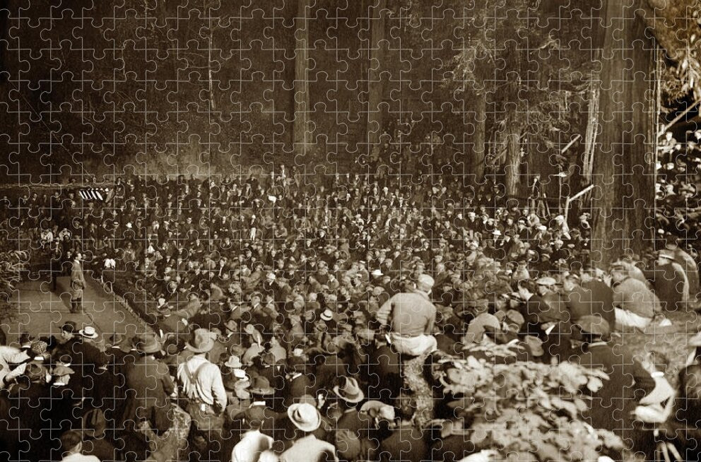 Vào giữa tháng 7 hàng năm, Bohemian Grove tổ chức trại cắm trại kéo dài hơn hai tuần cho một số người đàn ông nổi tiếng nhất thế giới. Ảnh: @Getty.