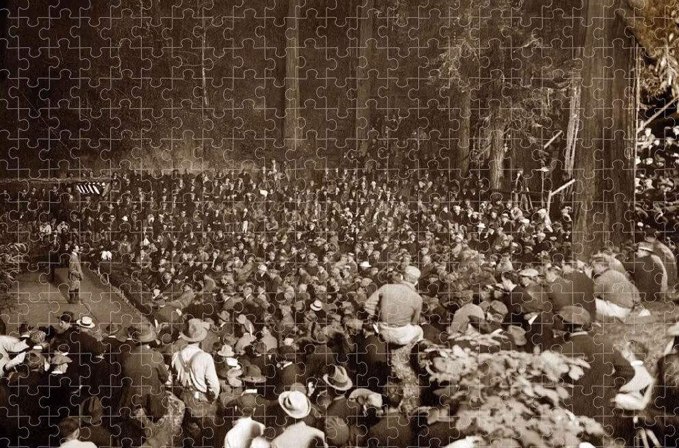 Vào giữa tháng 7 hàng năm, Bohemian Grove tổ chức trại cắm trại kéo dài hơn hai tuần cho một số người đàn ông nổi tiếng nhất thế giới. Ảnh: @Getty.