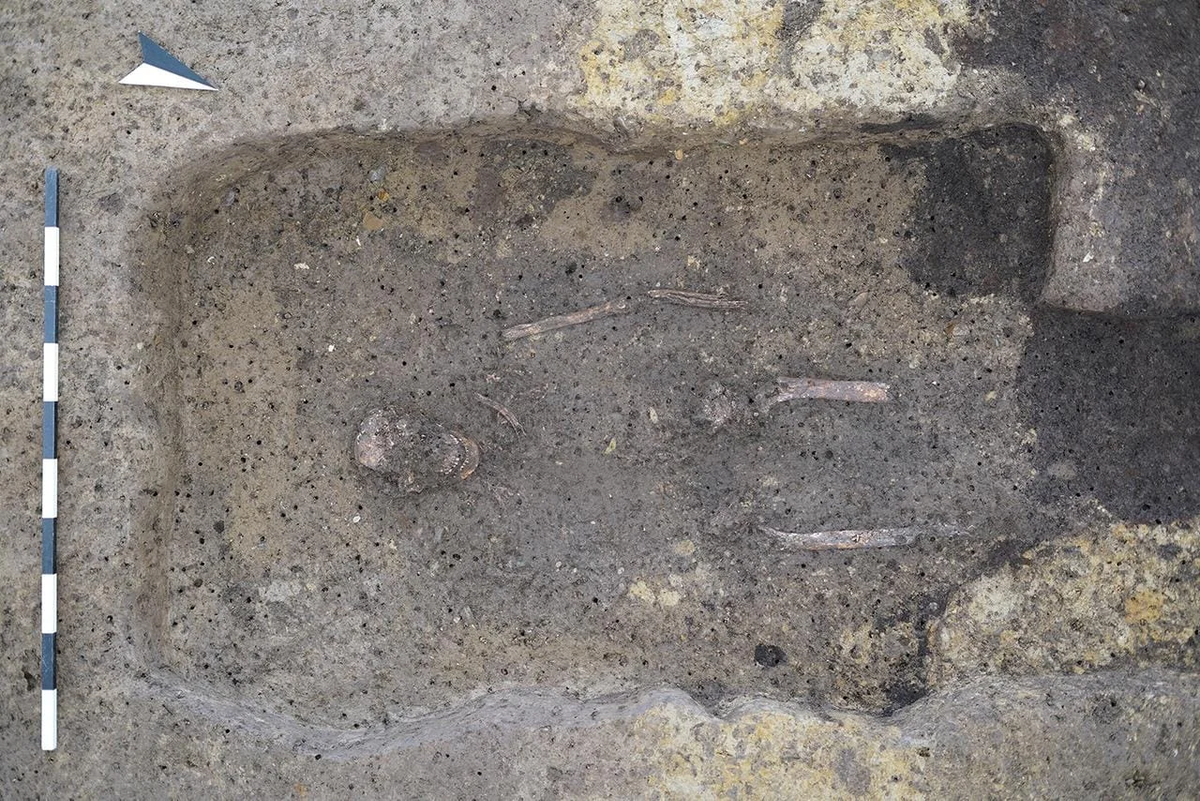 Căn phòng bên dưới gò chôn cất Riedlingen cũng chứa hài cốt của 2 người đàn ông, 1 người từ 15 đến 20 tuổi, người kia từ 25 đến 35 tuổi. Ngôi mộ thứ 3 chứa tro cốt của 1 người đã hỏa táng. Ảnh: @Stuttgart / Jörn Heimann.