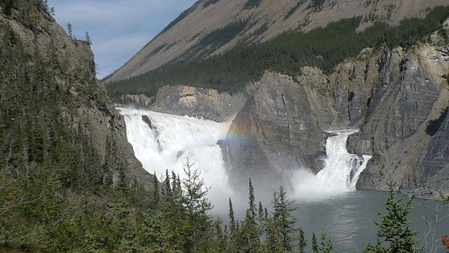 Khoảng năm 1950, Philip Godsell đã viết, người bản địa đã kể với ông rằng, có một nhóm sinh vật đáng sợ được gọi là "Nakani" sống trong các hang động. Ảnh: @Mysteries of Canada.