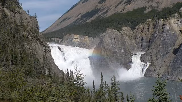 Khoảng năm 1950, Philip Godsell đã viết, người bản địa đã kể với ông rằng, có một nhóm sinh vật đáng sợ được gọi là "Nakani" sống trong các hang động. Ảnh: @Mysteries of Canada.