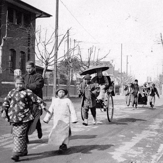 Đường phố Thượng Hải tấp nập người qua lại năm 1928. Ảnh: sina.com.cn.