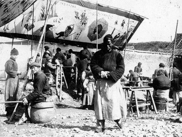 Tiệm trà và gánh kịch ven đường ở Hàng Châu năm 1928. Ảnh: sina.com.cn.