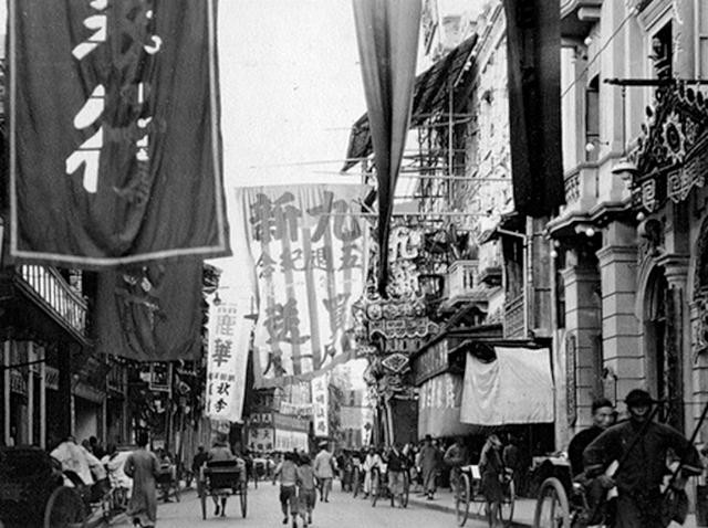 Một con phố buôn bán sầm uất với những ngôi nhà cao tầng theo kiến trúc phương Tây ở Hàng Châu năm 1929. Ảnh: sina.com.cn.