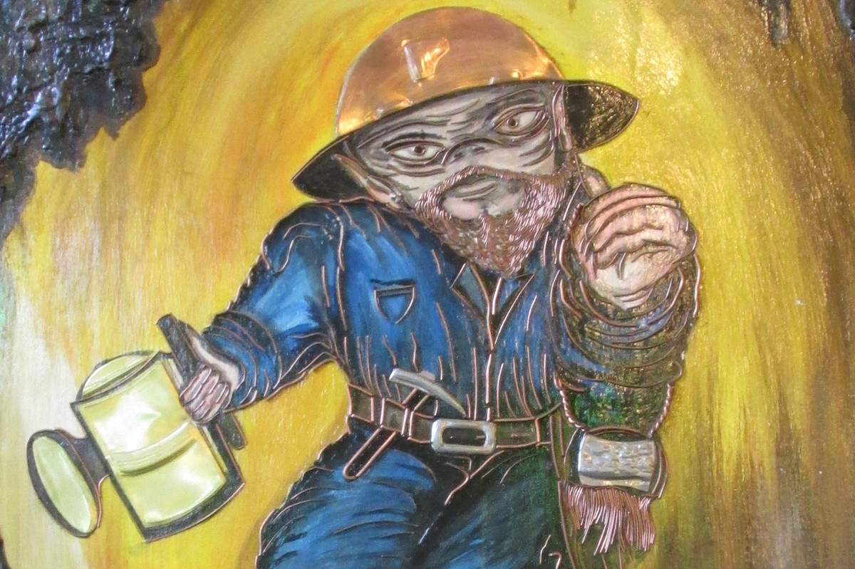 Có một lịch sử lâu dài về khai thác mỏ ở dãy núi Andes. Qua nhiều thế hệ, những người thợ mỏ ở Columbia, Bolivia và Peru đã kể những câu chuyện về sinh vật sống trong các hang động nhân tạo trên núi. Một trong số đó là sinh vật Muki. Ảnh: @South America to the World.