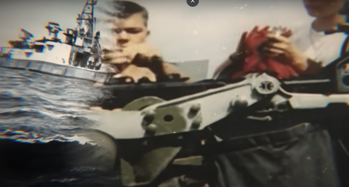 Có khoảng 300 thủy thủ đã hy sinh, để lại 900 thủy thủ đoàn còn lại trôi dạt trên đại dương mênh mông cùng các đống đổ nát. Ảnh: @Weird History.