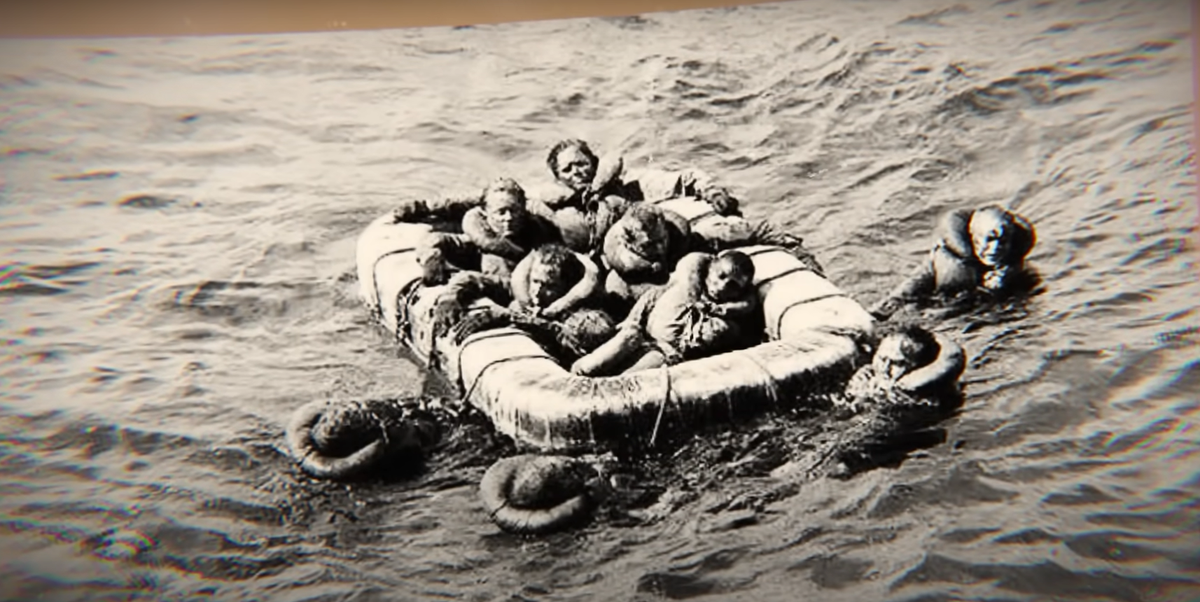 Giữa tình trạng mất nước, phơi nhiễm và một số thủy thủ chọn cách tự tử thay vì đối mặt với cá mập, chỉ còn lại 316 người còn sống khi thuyền cứu hộ đến cứu. Ảnh: @Weird History.