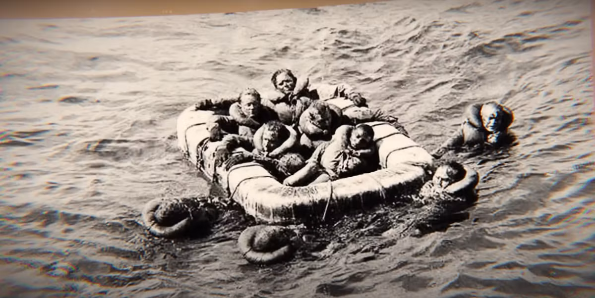 Giữa tình trạng mất nước, phơi nhiễm và một số thủy thủ chọn cách tự tử thay vì đối mặt với cá mập, chỉ còn lại 316 người còn sống khi thuyền cứu hộ đến cứu. Ảnh: @Weird History.