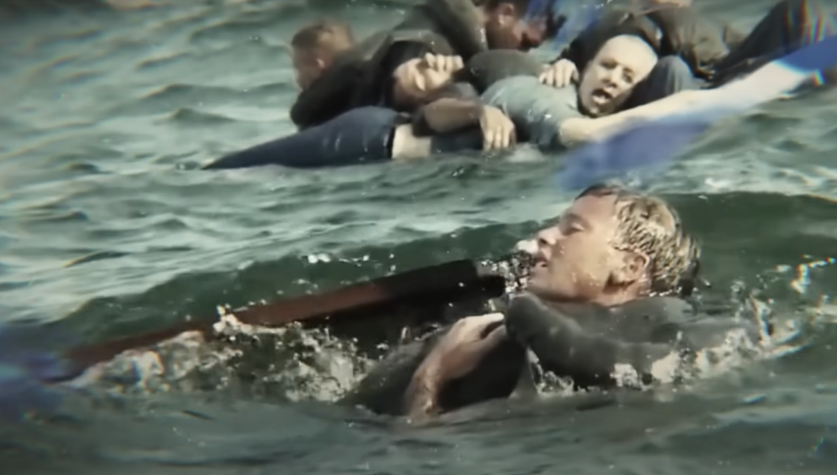 Sử dụng bất cứ thứ gì có trong tay, các thủy thủ đã chống trả các cuộc tấn công liên tục của cá mập đầu trắng đại dương trong ba ngày rưỡi trước khi họ được giải cứu. Ảnh: @Weird History.