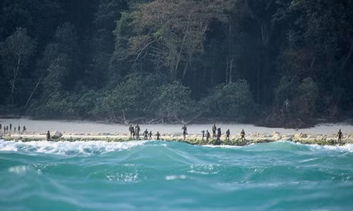 Bất kỳ ai đến gần nơi này đều phải đối mặt với cung tên và đá. Năm 2006, hai ngư dân đã thiệt mạng khi thuyền của họ trôi dạt gần hòn đảo. Nó cũng là một trong những nơi khó đến nhất trên thế giới. Ảnh: @explorersweb.