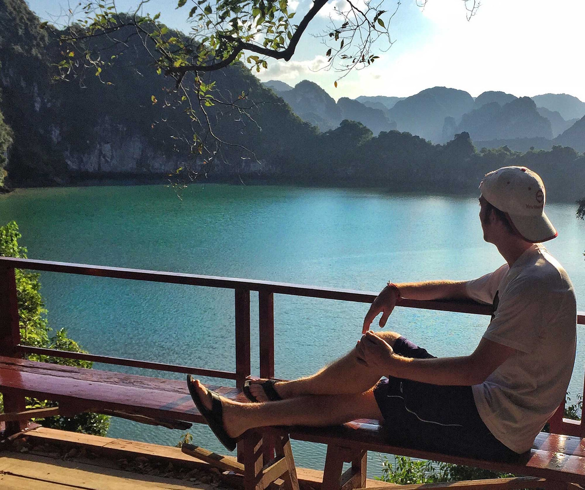 Cũng trong dịp tới Việt Nam, anh còn đi thăm và khám phá các địa danh du lịch. Trong ảnh, Drew ngắm phong cảnh hữu tình ở điểm du lịch thuộc tỉnh Ninh Bình.