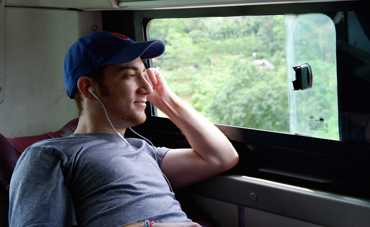 Drew thư giãn khi ngồi trên xe trong lúc ở Việt Nam. (Nguồn ảnh DB)